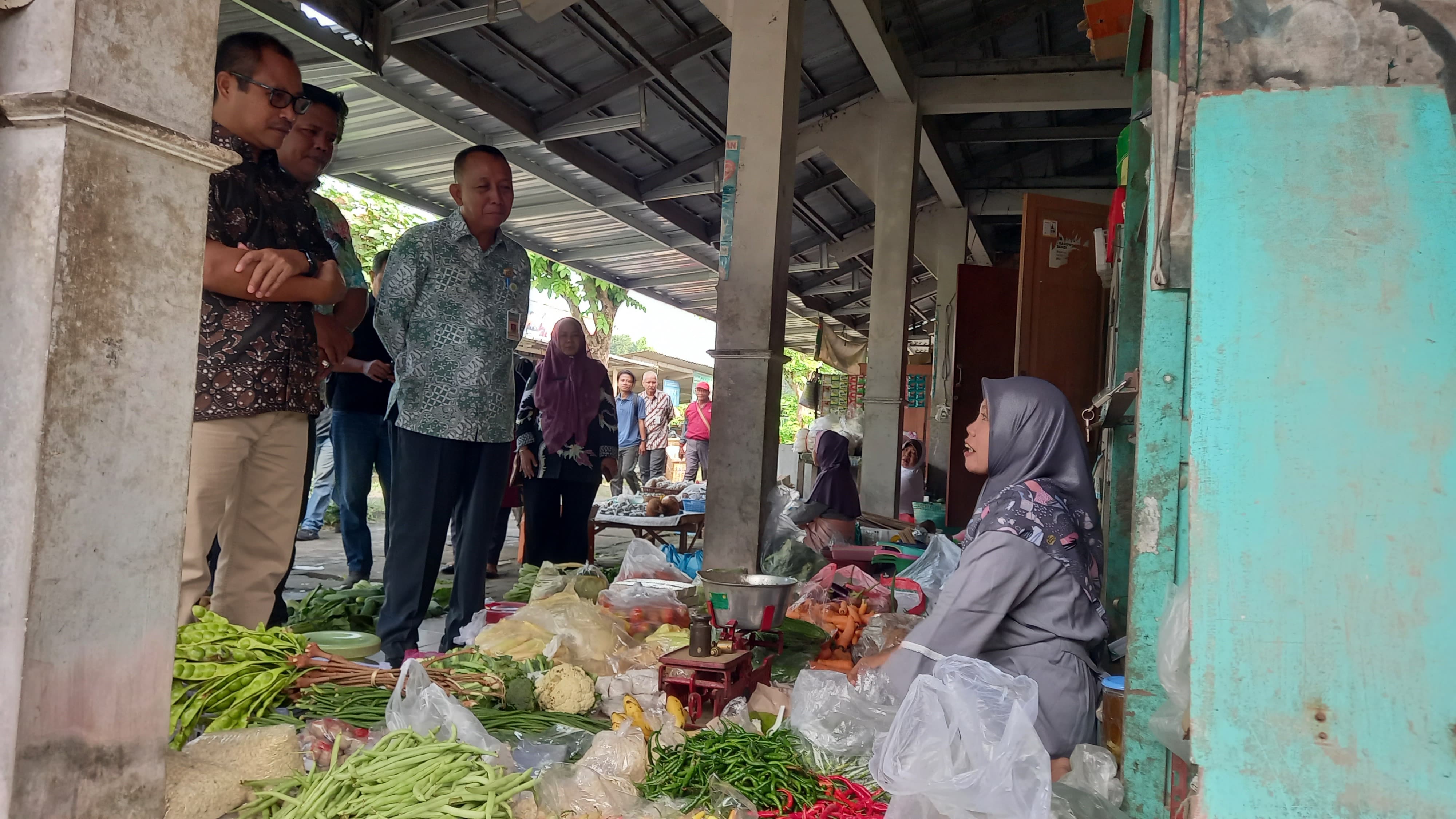 TINJAUAN LAPANGAN: Sekda Bantul Agus Budiraharja beserta sejumlah kepala OPD melakukan peninjauan kebutuhan pokok di Pasar Pijenan, Kamis (27/2/2025).&nbsp;