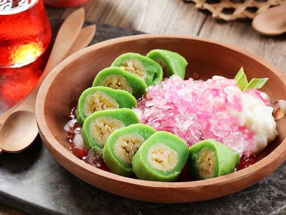 Es pisang ijo, kuliner segar cocok disantap saat bulan puasa.