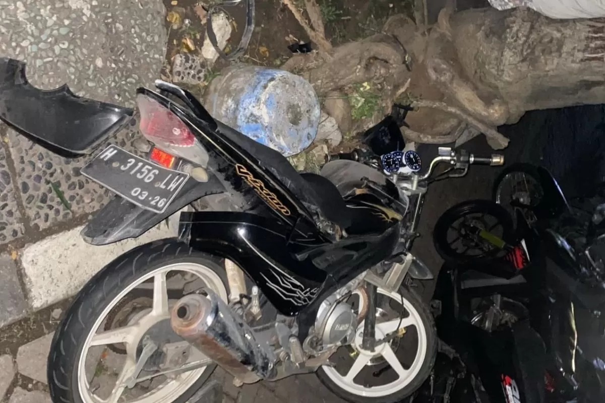 Motor Yamaha Vixion rusak ringsek setelah laka lantas nabrak trotoar.