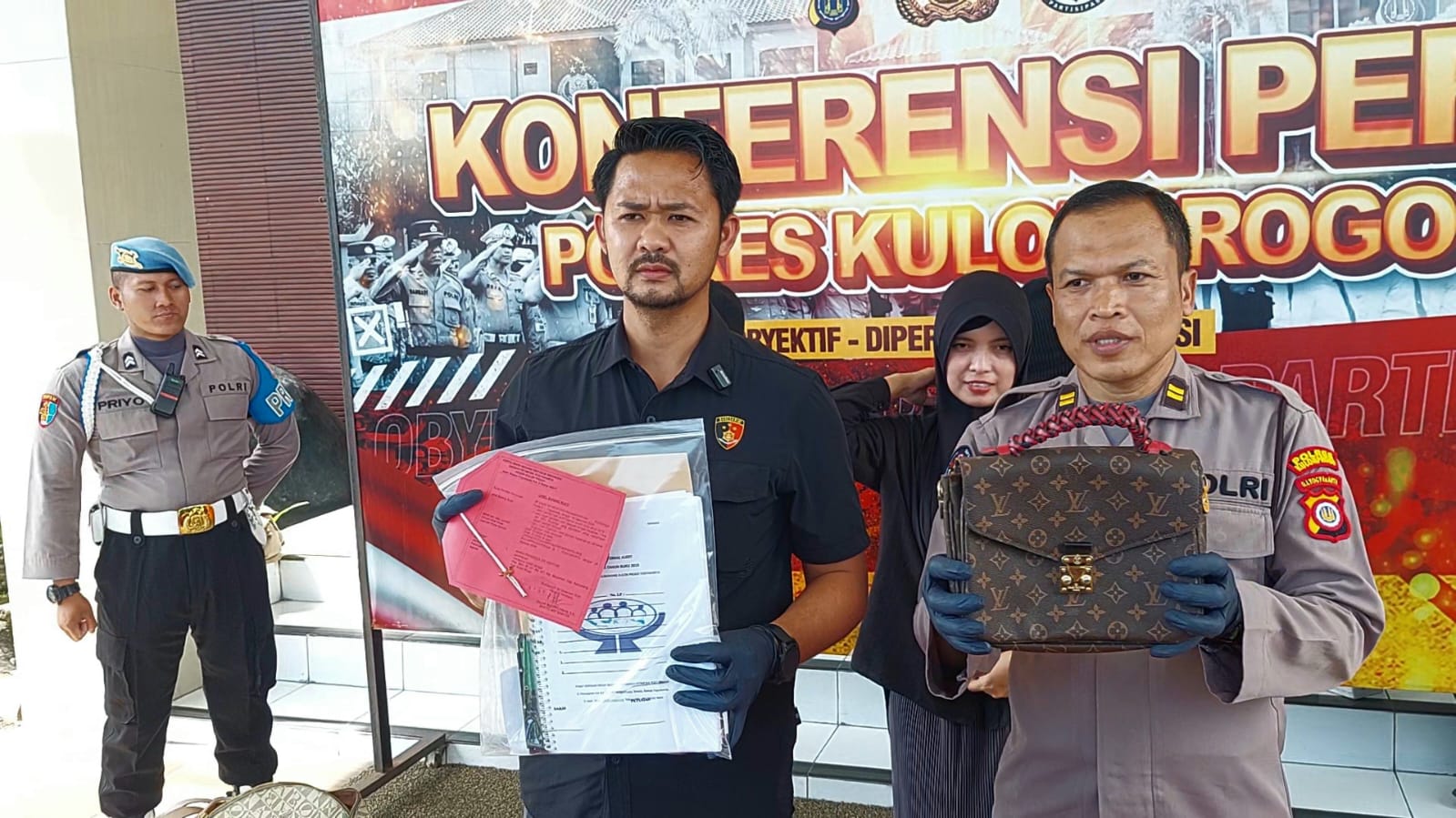 KONFERENSI: Personel Polres Kulon Progo menunjukkan barang bukti.&nbsp;