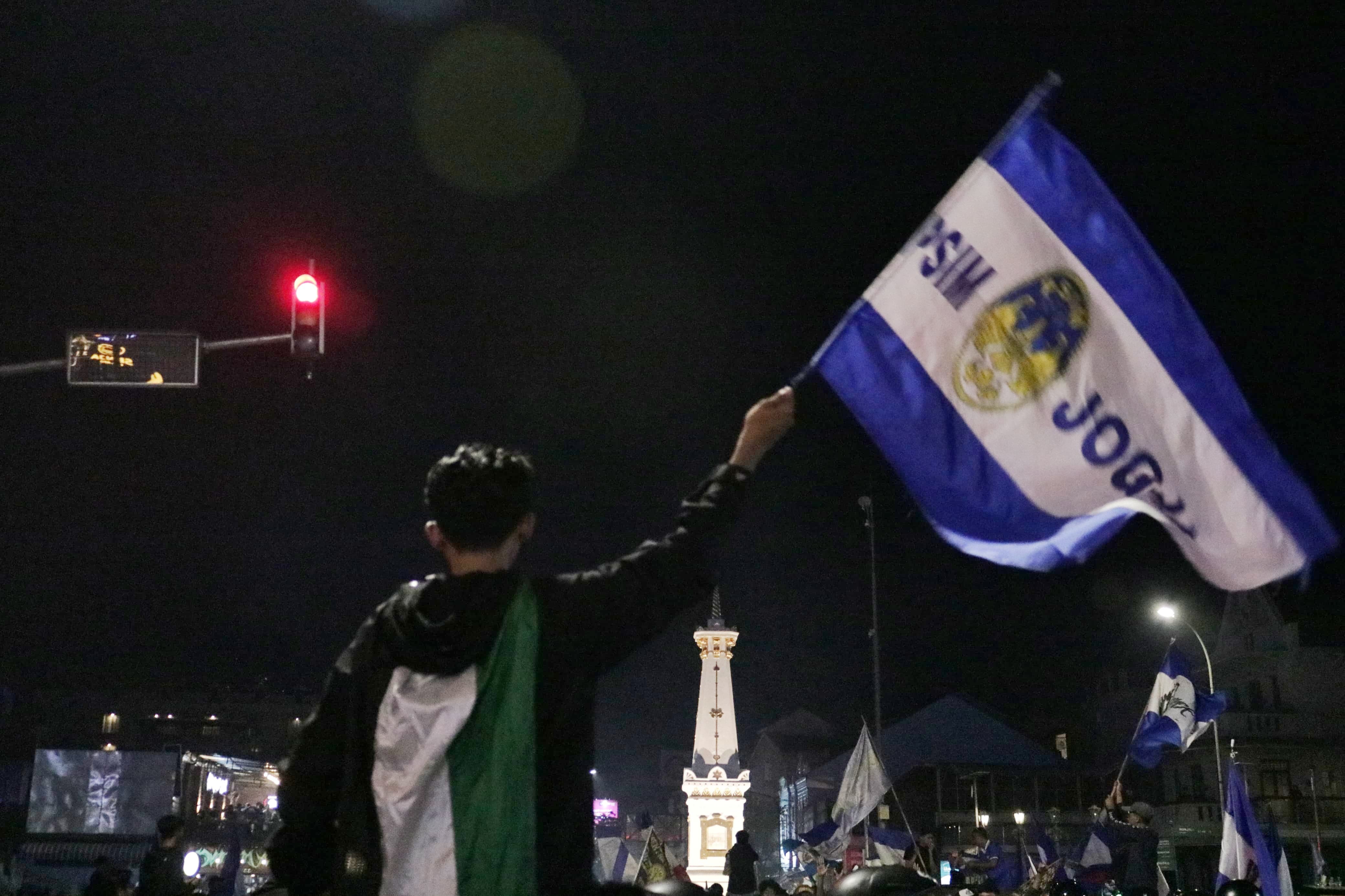 Suporter menyambut kedatangan PSIM di Tugu