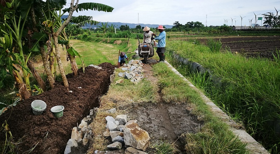 GUYUB: beberapa warga mengerjakan pembangunan talud di Padukuhan Karang, Tirtohargo, Kretek, Bantul, Kamis (27/2/2025).