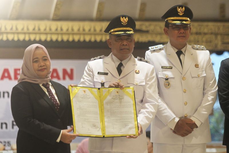 SERTIJAB: Mantan Bupati Sleman Kustini Sri Purnomo (kiri) dan Bupati Sleman Harda Kiswaya (tengah) didampingi Wakil Bupati Sleman Danang Maharsa, saat acara sertijab