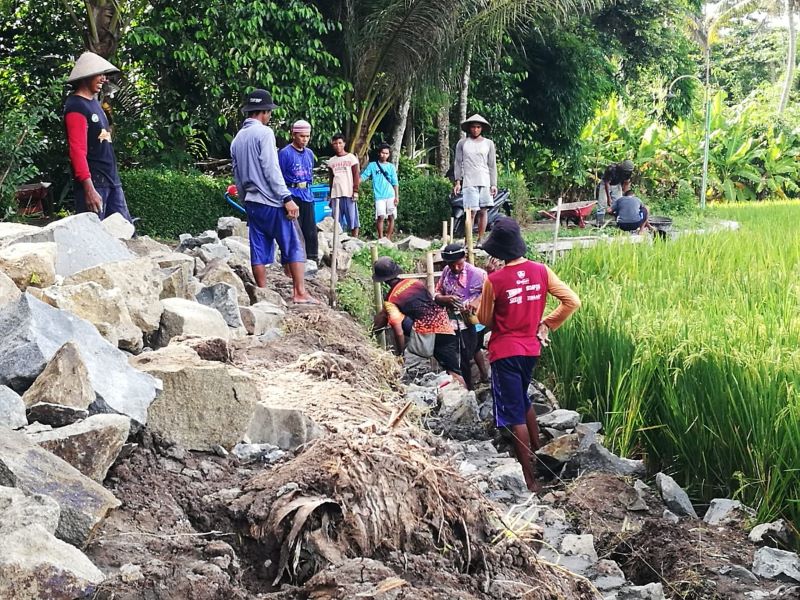 DEMI KAMPUNG: Warga RT 06 Padukuhan Demangan, Gadingsari, Sanden bekerja menyelesaikan pembangunan talud, Jumat (28/2/2025).&nbsp;