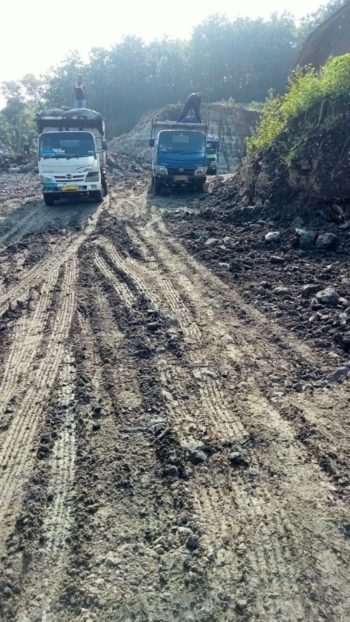 JALAN RUSAK: Tambang tanah uruk ilegal di Dayakan, Sumberharjo, Prambanan berimbas pada rusaknya jalan di lokasi sekitar.