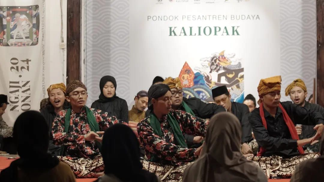 KOMPAK: Peserta dari berbagai komunitas saat mengikuti program Ngaji Posonan di Pondok Pesantren Budaya Kali Opak.