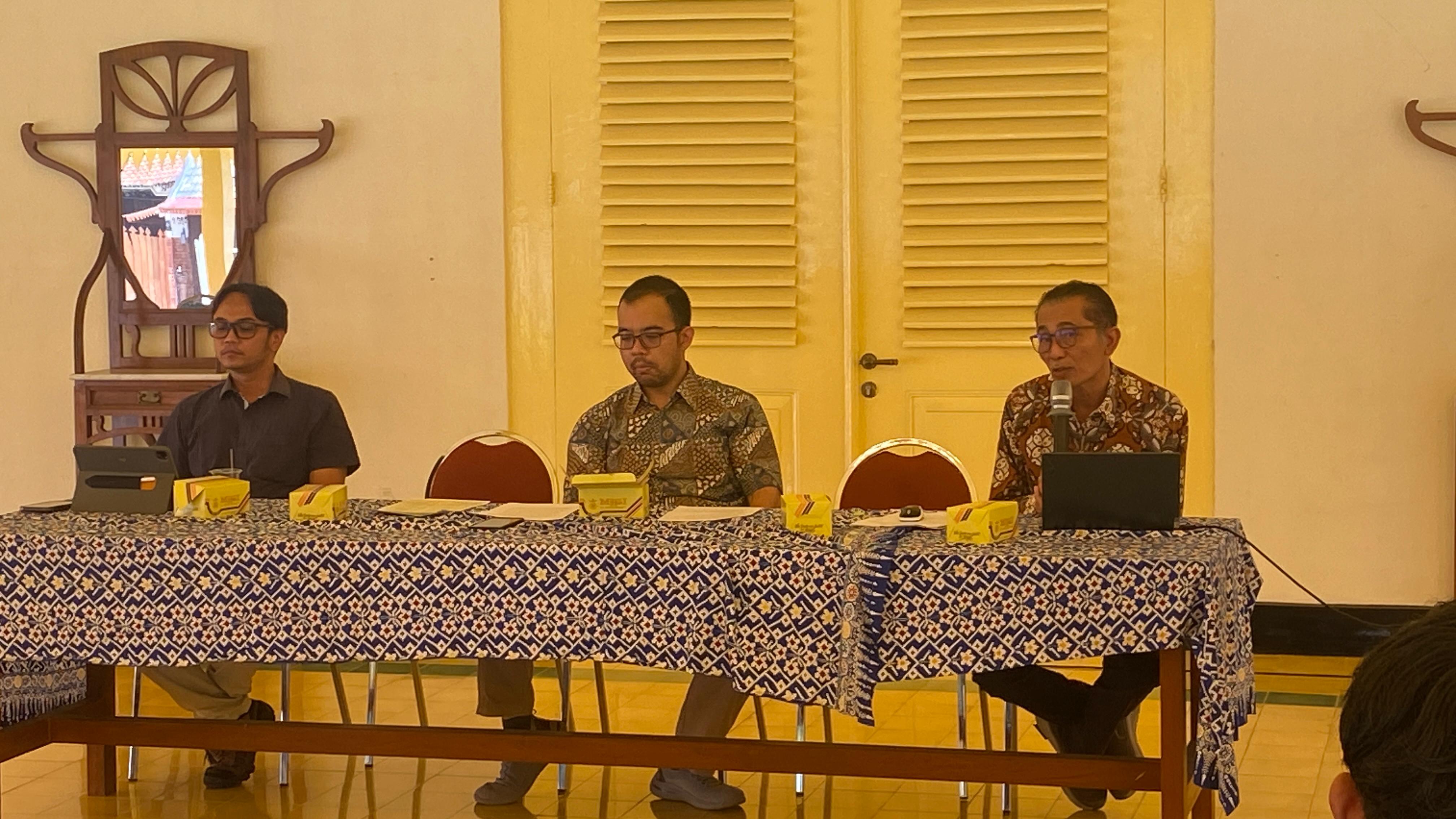 Panitia HKPA 2025 bersama putra sulung KGPAA Paku Alam X BPH Kusumo Bimantoro (tengah) saat menyampaikan tema dan gambaran penyelenggaraan HKPA 2025, Kepatihan Pura Pakualaman, Jumat (28/2).