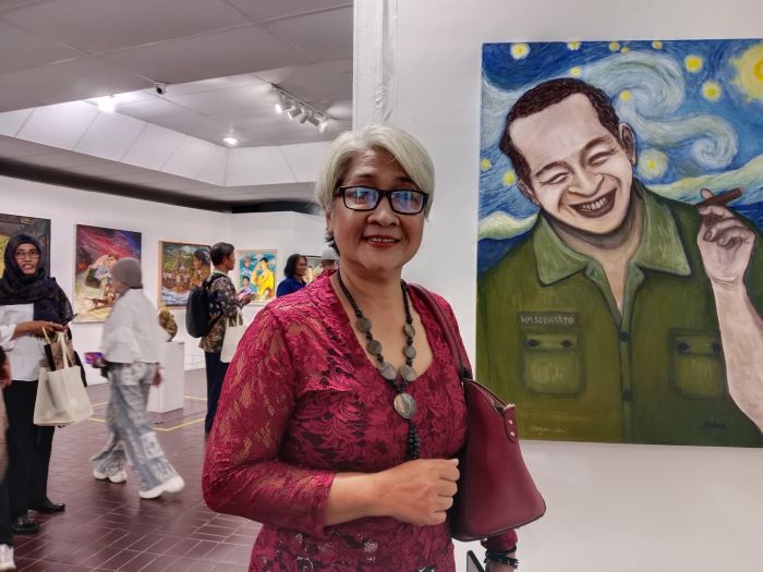 GIGIH: Harbani Setyowati saat ditemui pada Pameran Janur Kuning Kedua. Dia merupakan ibu rumah tangga yang juga seorang seniman.