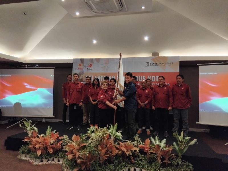 HARUS SOLID: Ipung Purwandari saat dilantik di Hotel Fortuna Grande Malioboro, Kamis (27/2) malam.