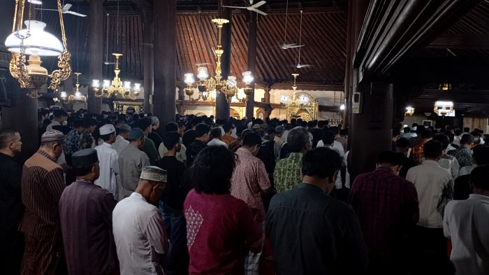 KHIDMAT: Suasana ribuan jamaah di Masjid Gedhe Kauman, Jogja saat melaksanakan salat Tarawih Jumat (28/2) malam.