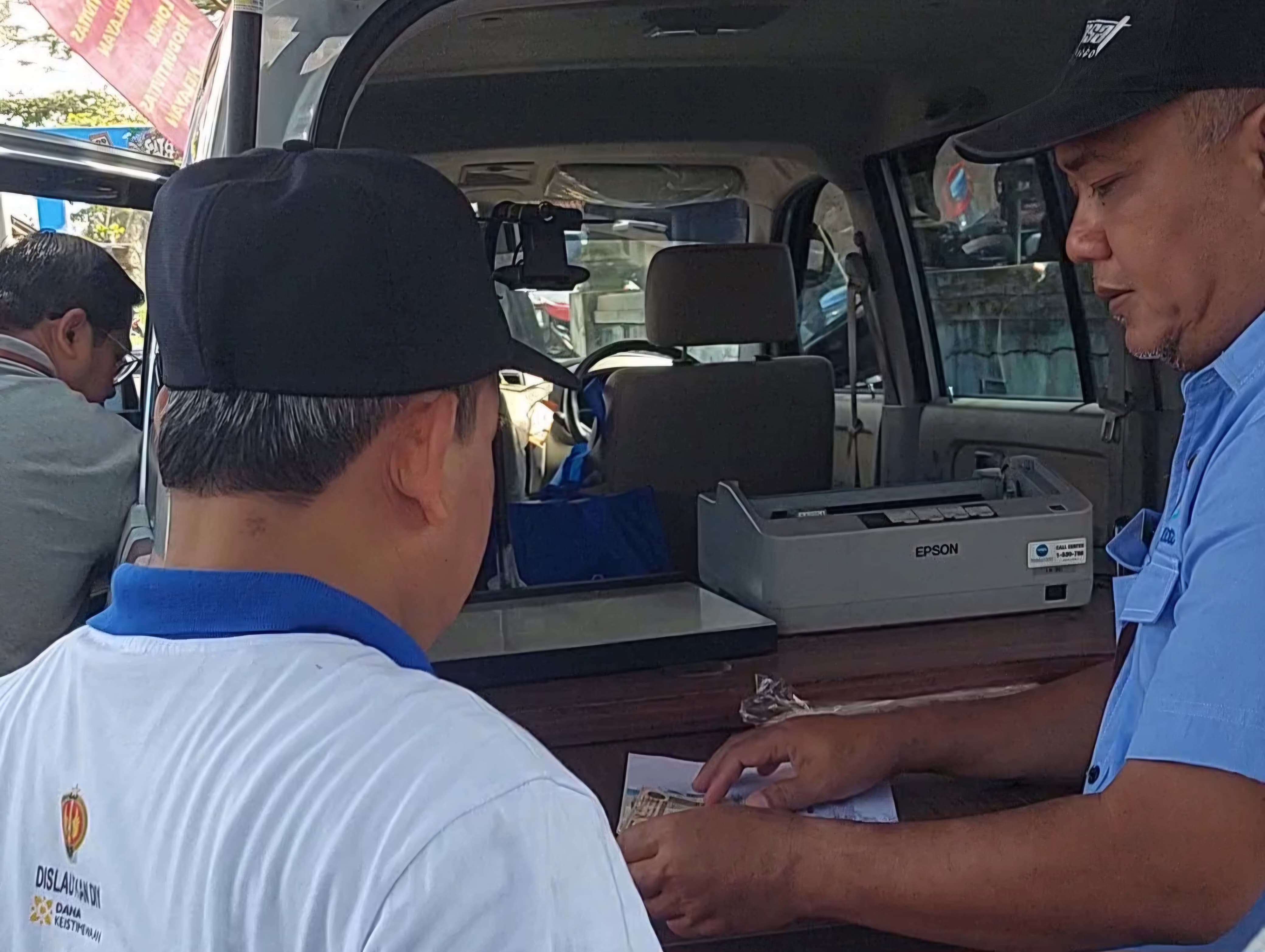 TAAT: Warga membayar pajak tahunan kendaraan di samsat keliling.&nbsp;