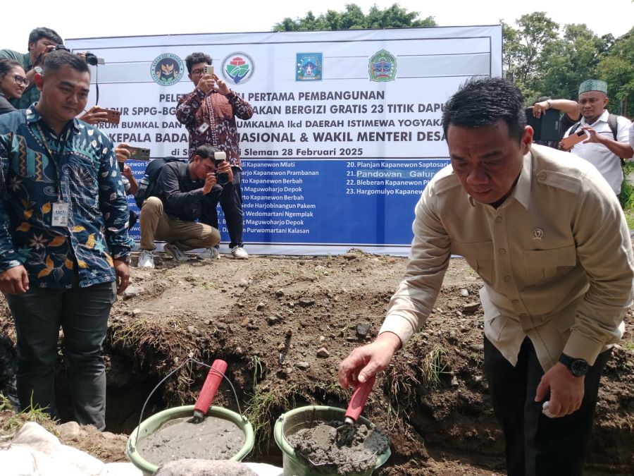 Peletakan batu pertama oleh Wakil Menteri Desa dan Pembangunan Daerah Tertinggal Ahmad Riza Patria