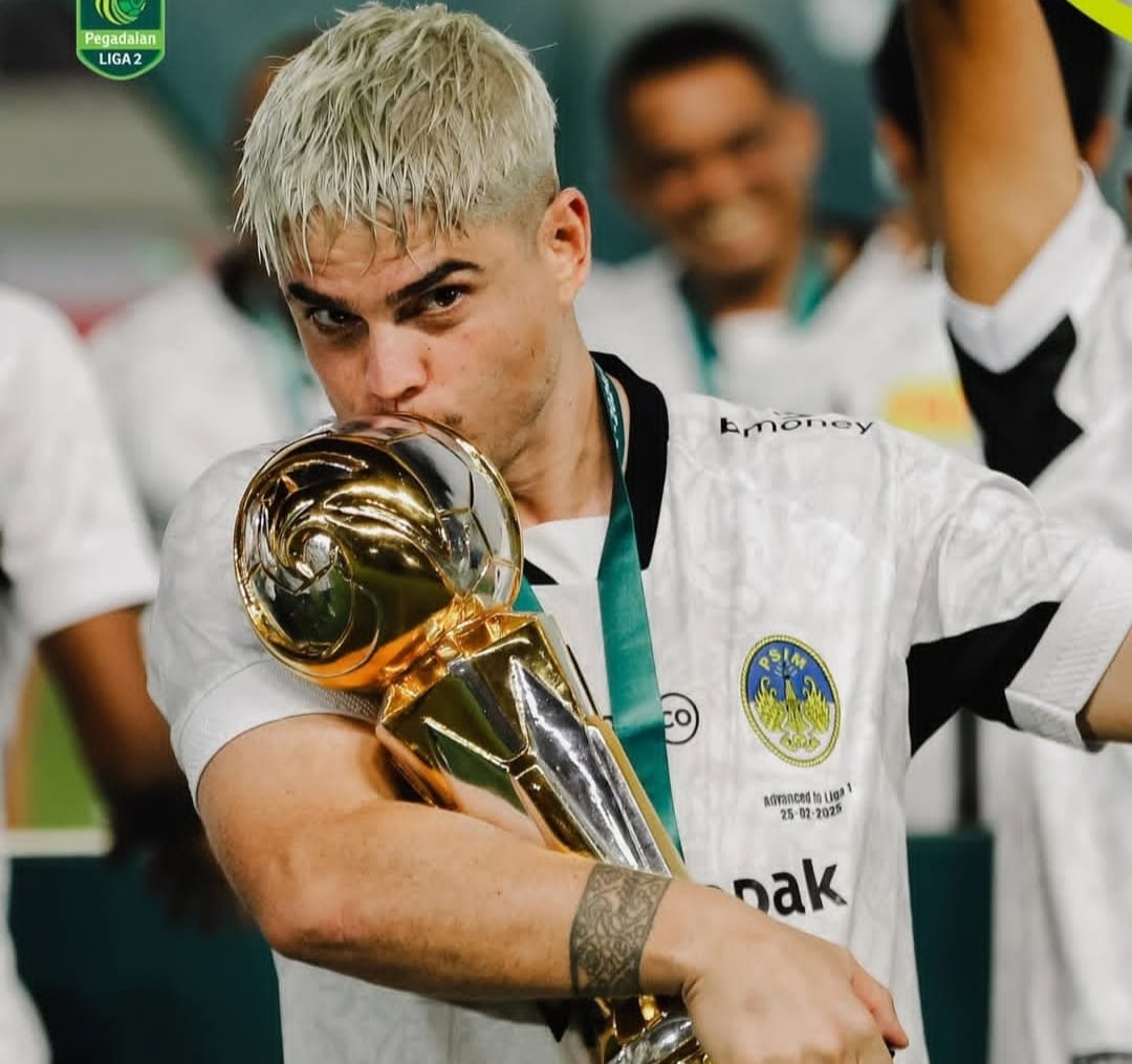 Penyerang PSIM Jogja, Rafael de Sa Rodrigues atau Raffinha cium piala Pegadaian Liga 2 (ig raffinha07)
