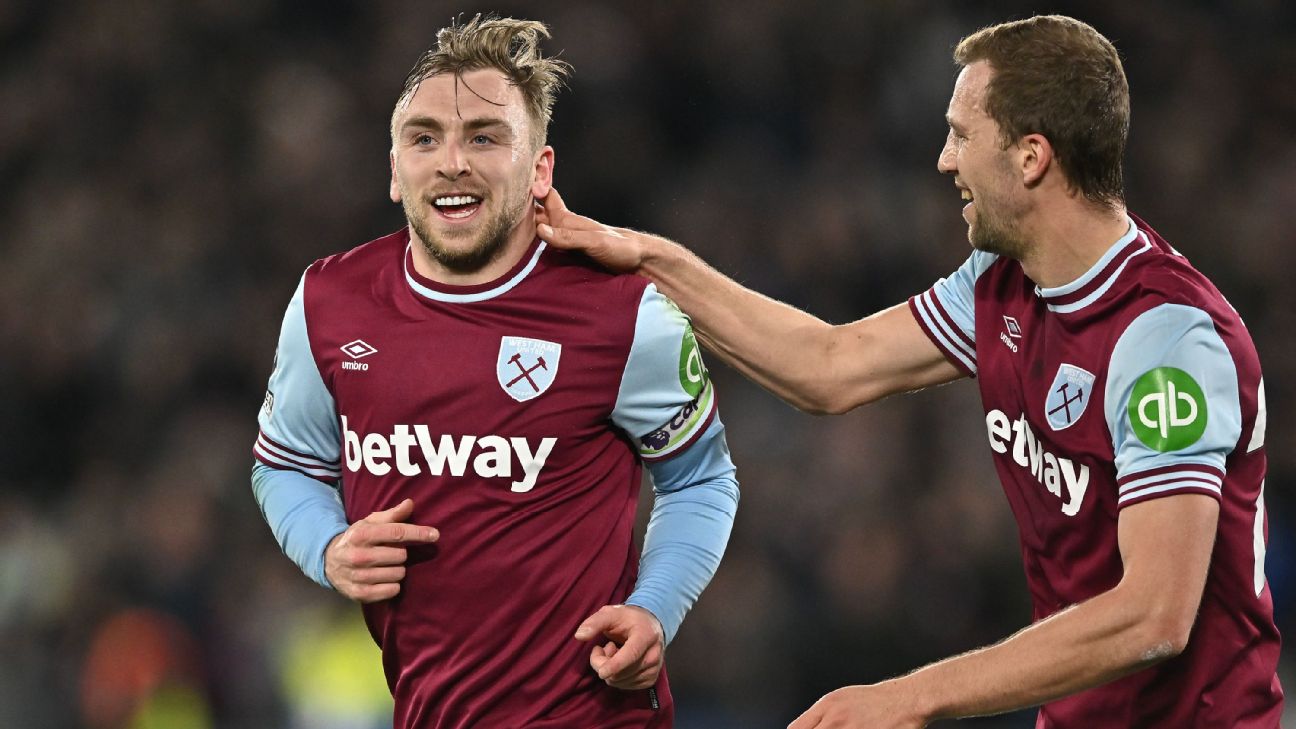 Selebrasi pemain West Ham United, Jarrod Bowen dan Tomas Soucek rayakan gol ke gawang Leicester City