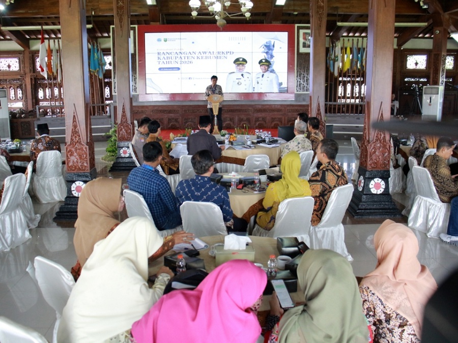 RAPAT DINAS : Pemkab Kebumen menggelar konsultasi publik terkait Rancangan Awal Rencana Kerja Pemerintah Daerah (RKPD) Tahun 2026 di Pendopo Kabumian Kebumen.