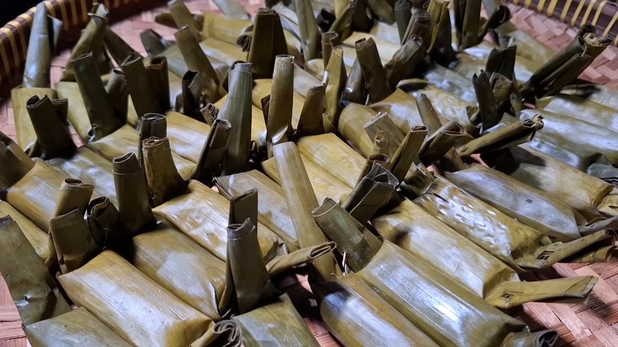 Proses pembuatan Lemper Benguk, jajanan khas Kalurahan Jetis, Saptosari, Gunungkidul.
