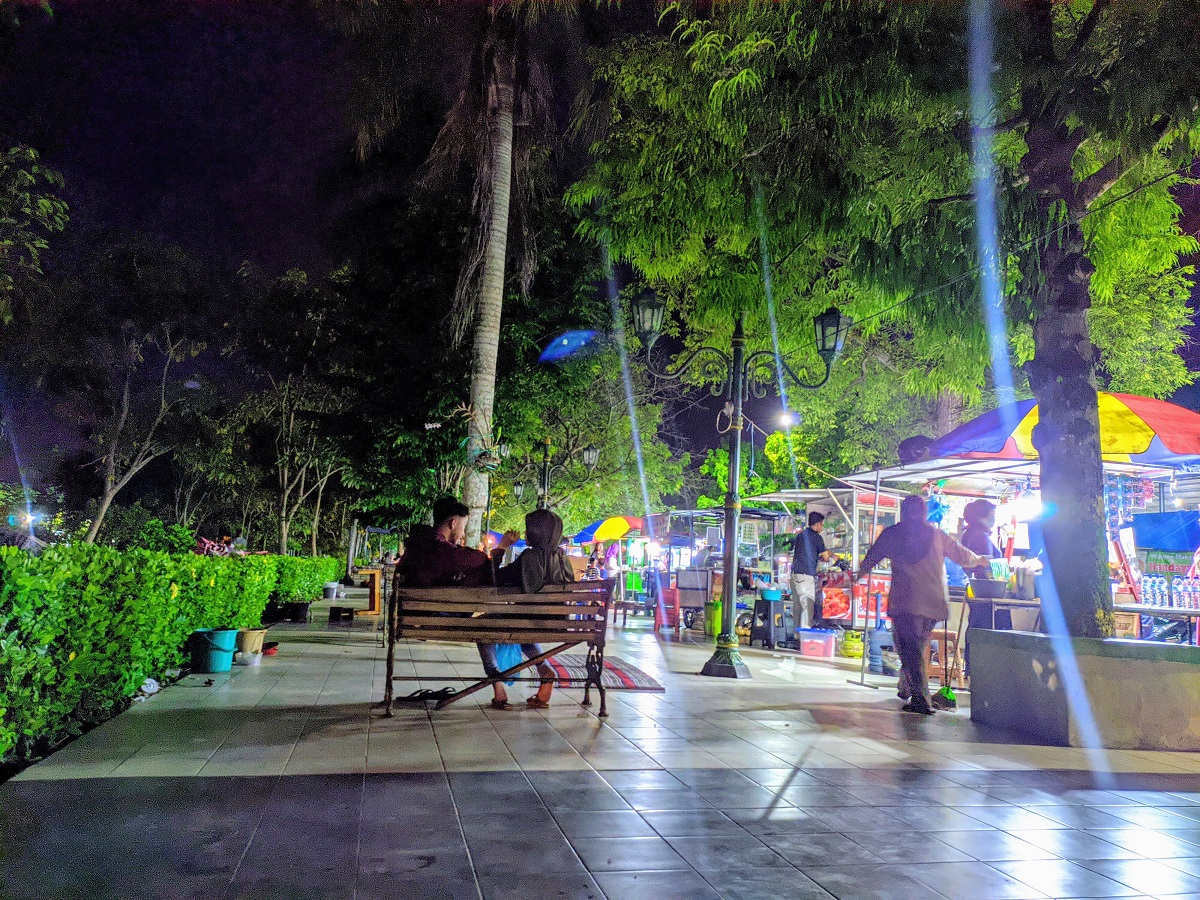 Susasana malam di Alun-alun Kulon Progo yang dipenuhi kuliner menggugah selera.