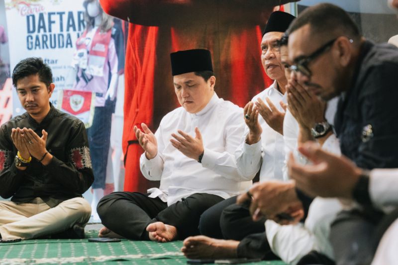 Erick Thohir dan jajaran PSSI lainnya sangat khusuk dalam agenda doa bersama untuk kelancaran Timnas Indonesia di Kualifikasi Piala Dunia 2026 zona asia putaran ketiga (PSSI)