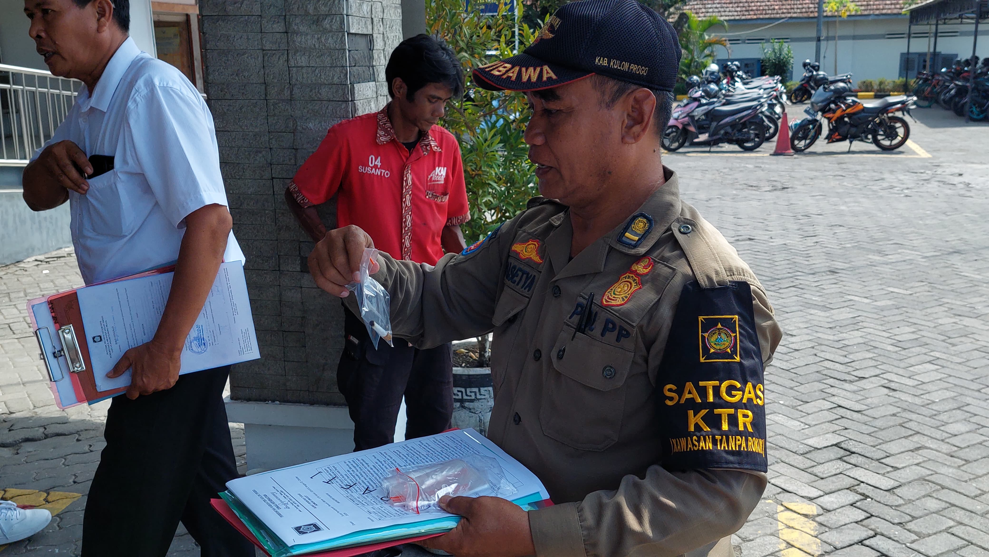 SIDAK: Personel Satpol PP Kulon Progo menunjukkan puntung rokok yang didapat di Stasiun Wates.