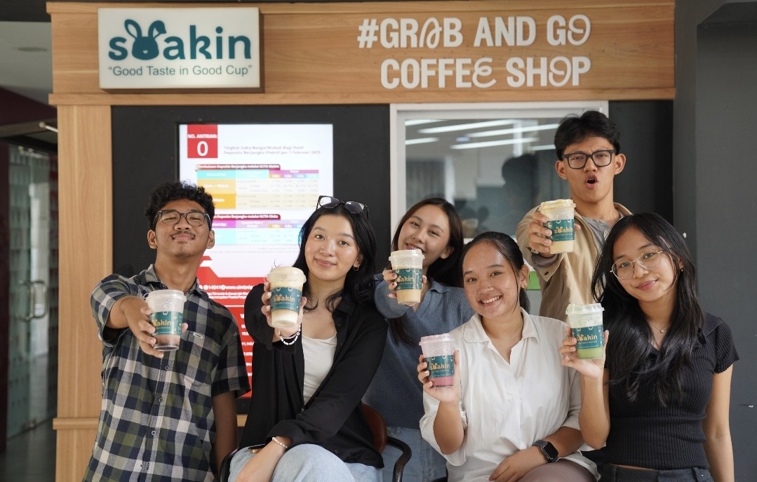 NONGKRONG: Mahasiswa menikmati berbagai kafe yang ada di FEB UGM, ragam kafe tersebut merupakan ide dari para mahasiswa FEB UGM sendiri