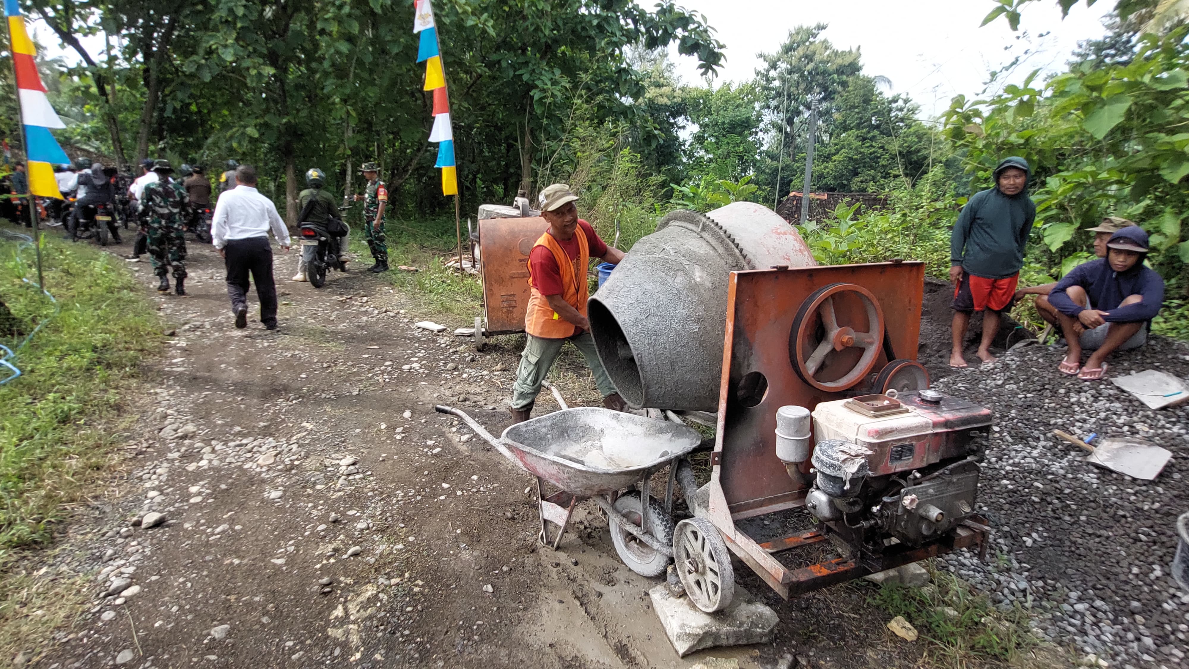 SEDERHANA: Masyarakat di Kalurahan Banyuroto, Kulon Progo mengikuti kegiatan padat karya.