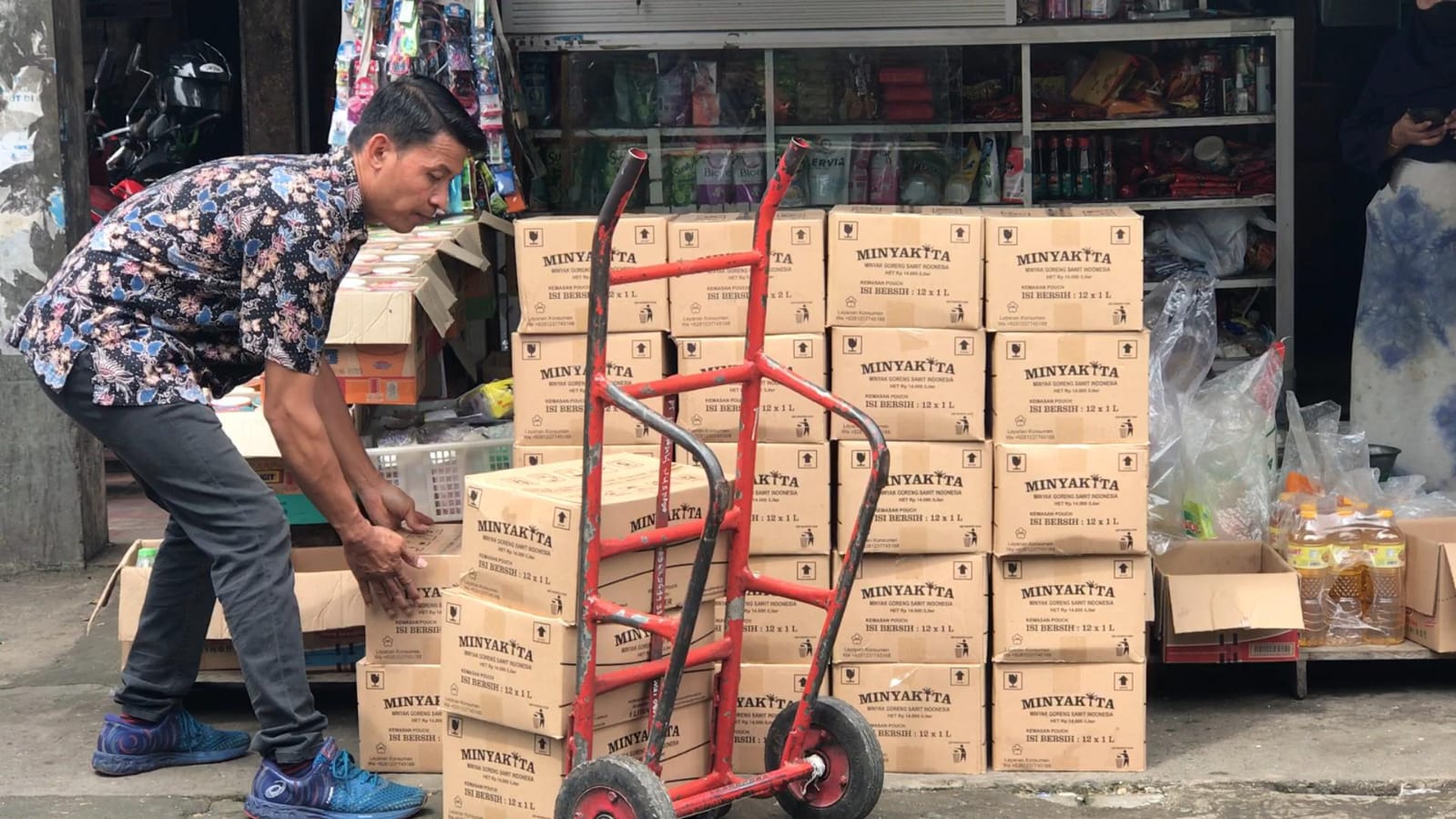 DISTRIBUSI: Distributor menyalurkan MinyaKita ke pedagang Pasar Wates.  ANOM BAGASKORO/RADAR JOGJA