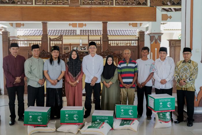 SIMBOLIS: Bupati Magelang bersama wakilnya saat menyerahkan pentasyarufan bantuan sembako di Pendopo Rumah Dinas, Minggu (2/3).