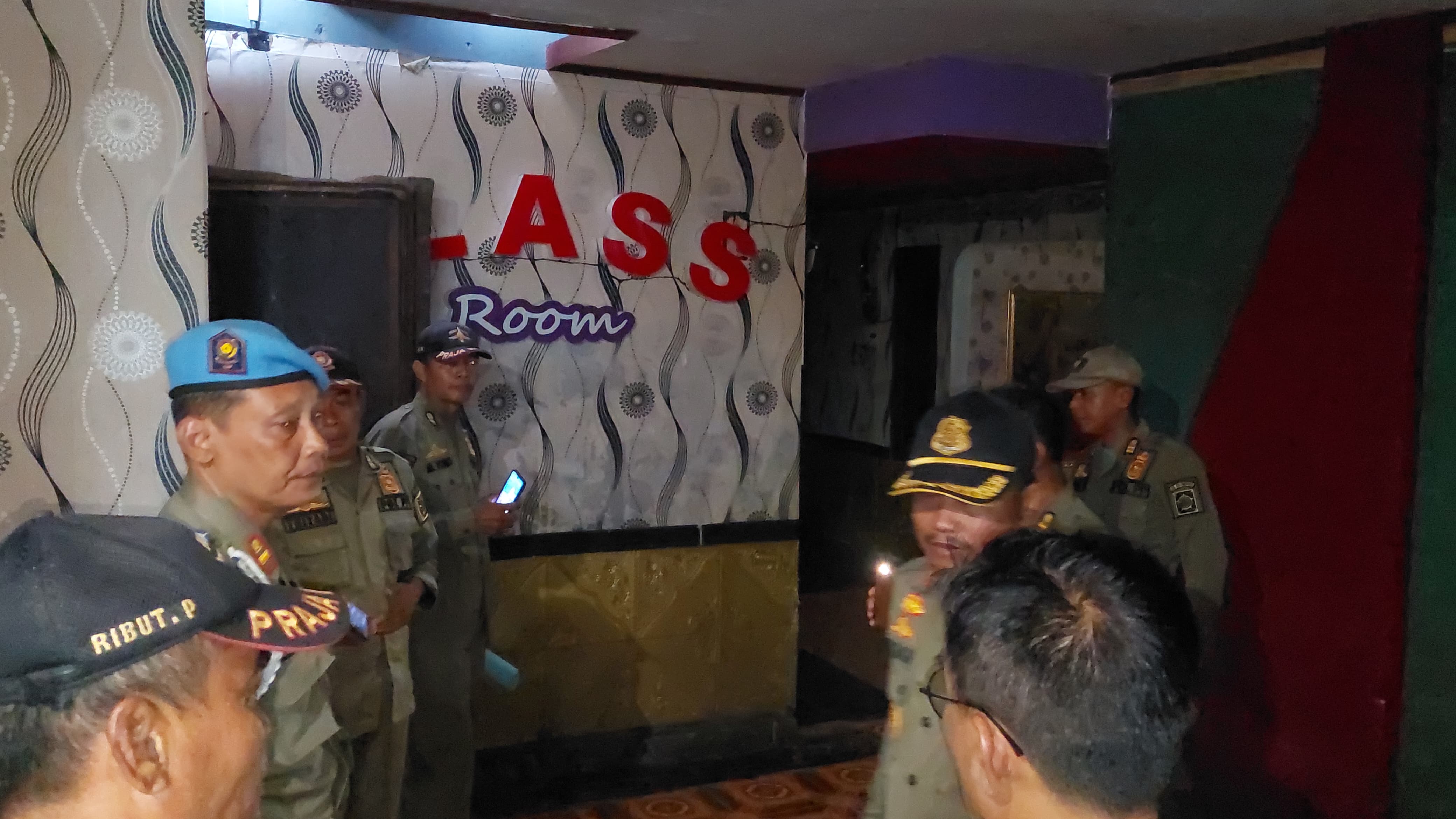 PENERTIBAN: Personel Satpol PP Kulon Progo menyegel tempat hiburan malam tak berizin.