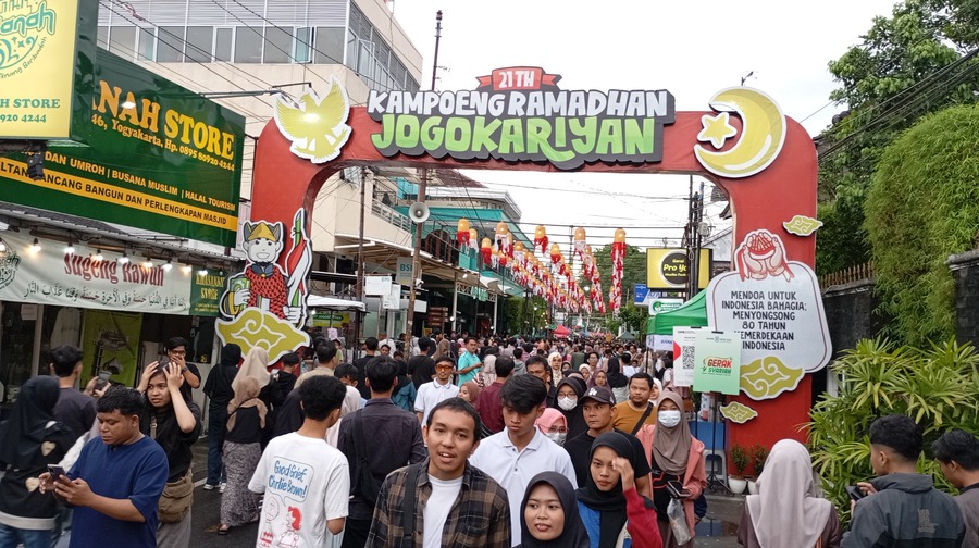 MEMBLUDAK: Suasana saat ribuan masyarakat datang di hari pertama Kampung Ramadan Jogokariyan (KRJ) 2025 pada Sabtu&nbsp;(1/3/2025).