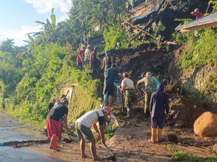 KERJA BAKTI: Warga bersama relawan melakukan pembersihan sisa material longsor di rumah Subhan di Dusun Mudan, Salamkanci, Bandongan.