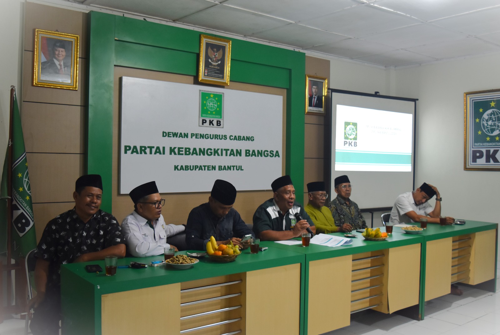KHIDMAT: Subhan Nawawi (tengah) memimpin pelaksanaan muskercab di kantor DPC PKB Kabupaten Bantul.