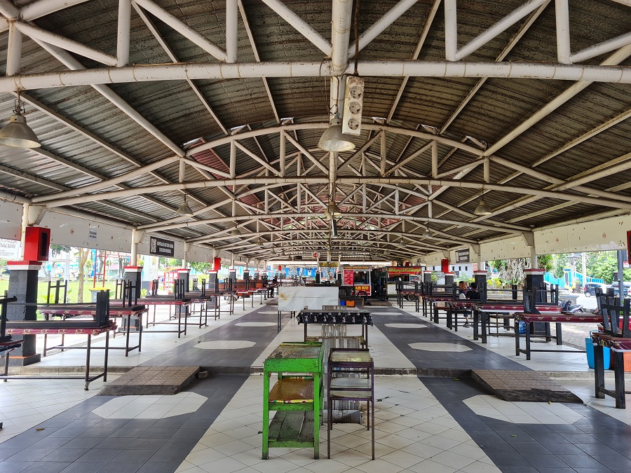 LENGANG: Selter di pusat kuliner&nbsp;TVJ&nbsp;di Alun-alun Kota Magelang tampak sepi saat pagi hingga siang hari.&nbsp;