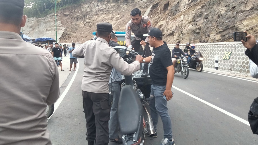 PENERTIBAN: Kepolisian saat mengamankan sepeda motor milik remaja yang menggunakan knalpot brong di Gedangsari, Gunungkidul.&nbsp;