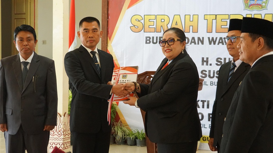 PEMIMPIN BARU: Serah terima jabatan Bupati Gunungkidul Periode 2021-2025 Sunaryanta dan Bupati Gunungkidul Periode 2025-2030 Endah Subekti Kuntariningsih di Bangsal Sewoko Projo.