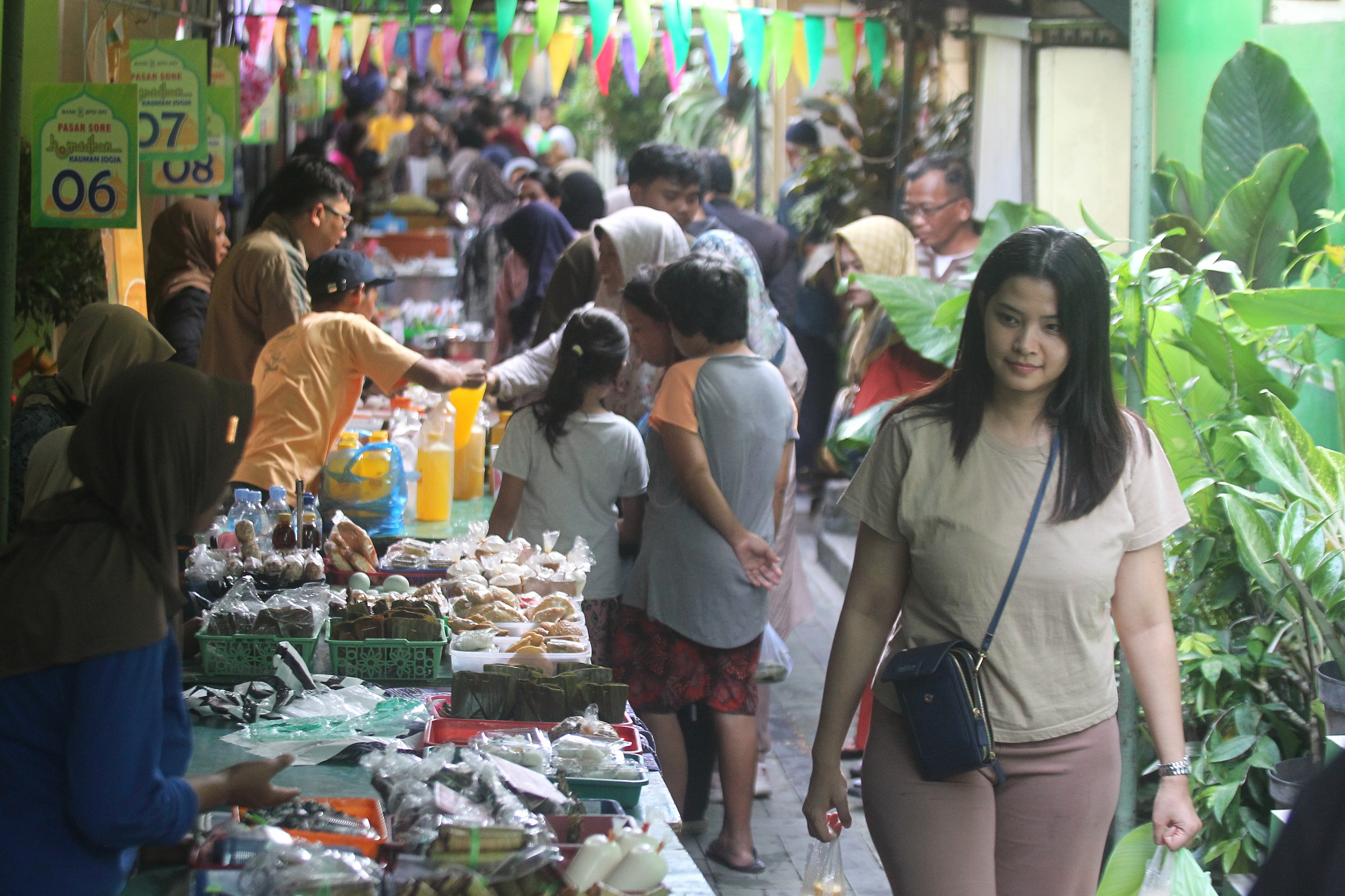 Pedagang melayani para pembeli takjil di Pasar Sore Ramadan di Kampung Kauman, Kota Jogja, kemarin (3/3). Pasar musiman selama bulan suci Ramadan sejak 1980 hingga kini tersebut menjadi salah satu lok