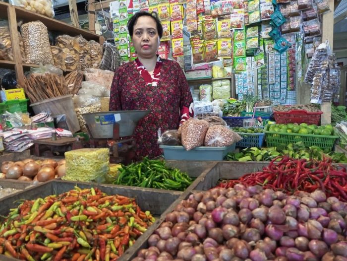 TERSEDIA: Pedagang di Pasar Tumenggungan menjajakan berbagai kebutuhan bumbu dapur.
