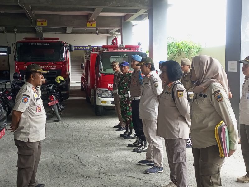 SIAP PATROLI: Kabid Gakda dan Perkada Satpol PP Kebumen Juniadi Prasetyo memimpin apel tim gabungan sebelum patroli ke sejumlah tempat hiburan malam.