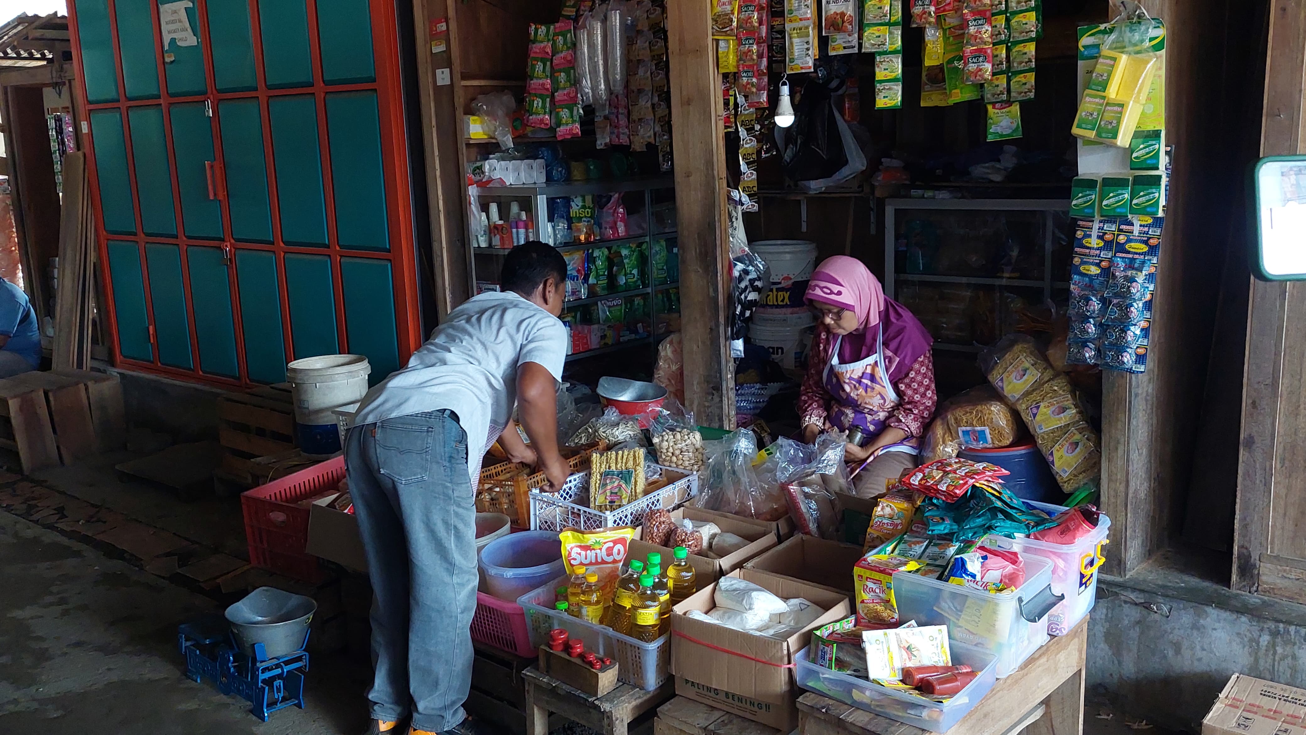 AKTIVITAS: Penjual Pasar Clereng melayani pembeli.