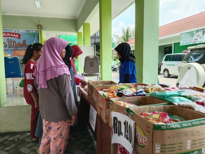 Masyarakat Sleman saat hadil dalam kegiatan pasar murah