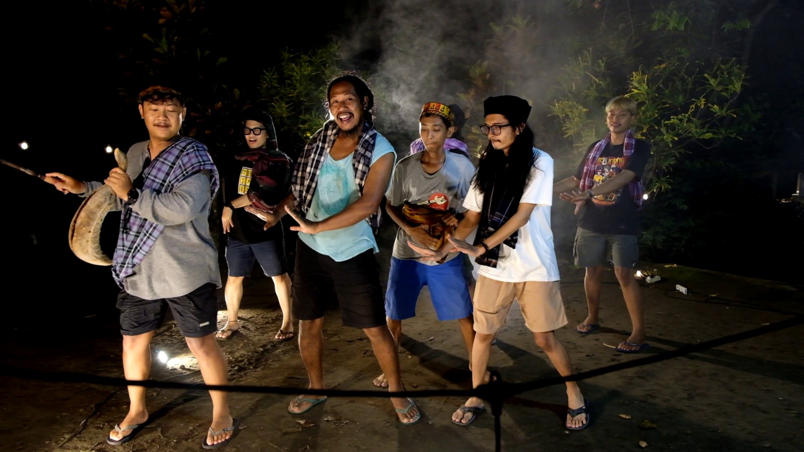 BULAN SUCI: Proses penggarapan video klip lagu Sahur dalam album Salimsik yang diproduksi Band Poem Bengsing.