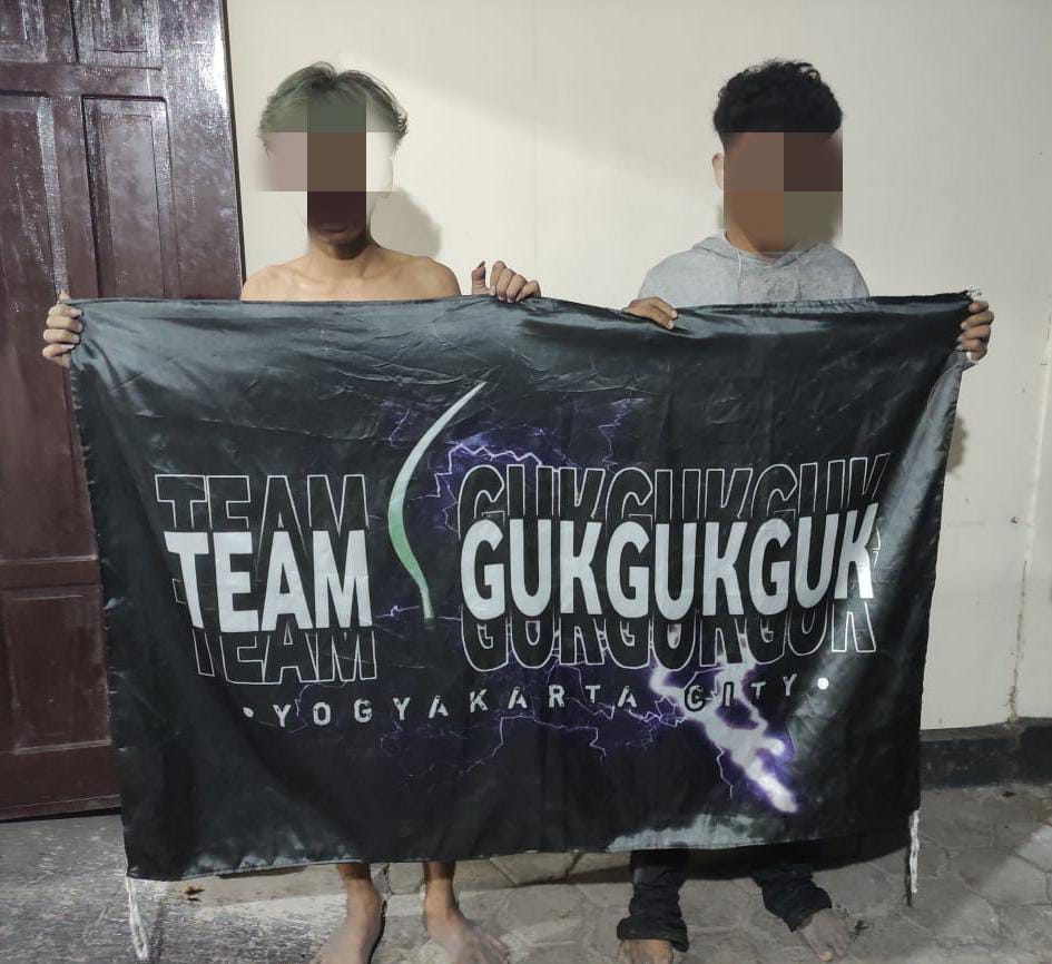 GANK: Kedua pelaku membentangkan bendera yang mereka bawa.&nbsp;