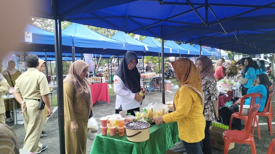 GELIAT EKONOMI: Bazar Ramadan dilangsungkan dengan berbagai penjual mulai dari kebutuhan pokok untuk pangan hingga sandang pakaian pun tersedia.