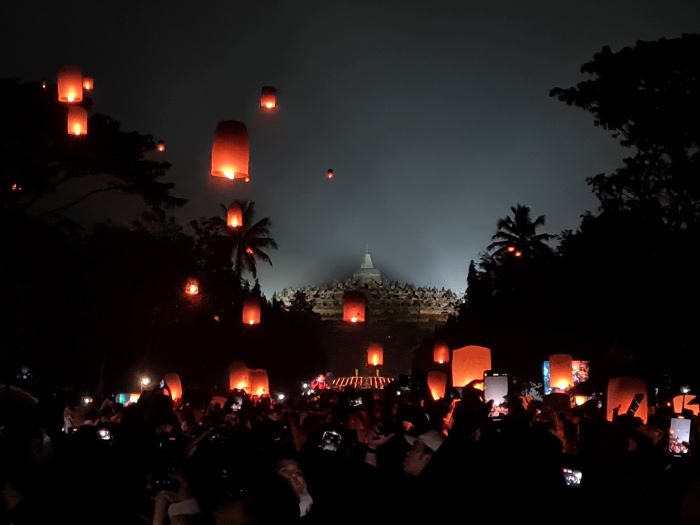 DAYA TARIK: Ribuan umat Buddha maupun warga antusias mengikuti pelepasan lampion di Marga Utama, kompleks Candi Borobudur, 2024 lalu.