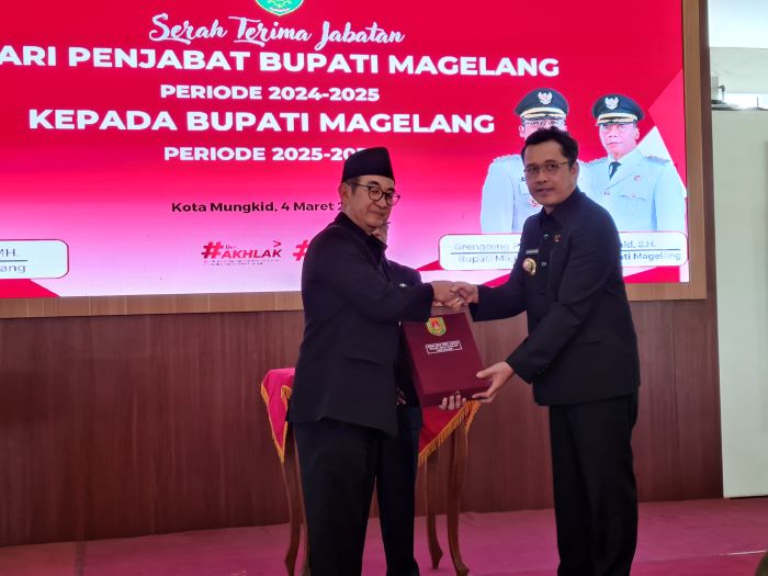 SIMBOLIS: Grengseng Pamuji menerima berita acara serah terima jabatan sebagai bupati Magelang Selasa (4/3).