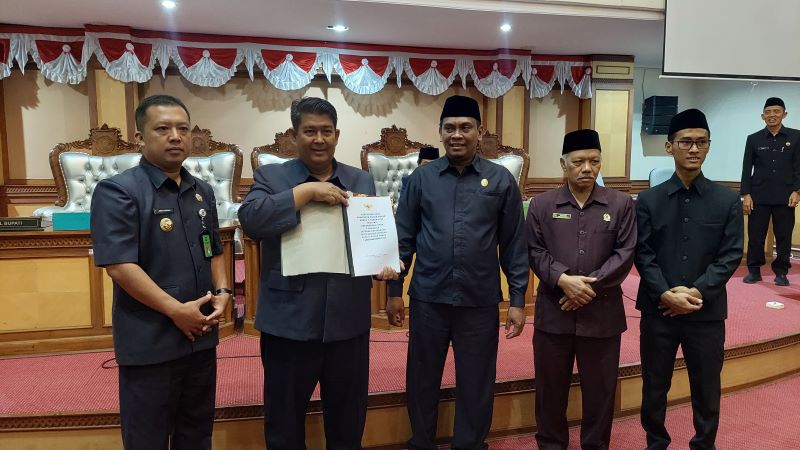 PENYERAHAN: Bupati menerima rekomendasi atas LKPJ dari Ketua DPRD Kulon Progo.&nbsp;