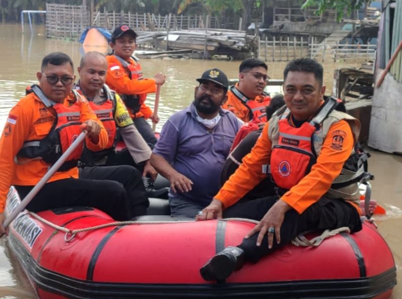 Polsek Bekasi Utara membantu proses evakuasi warga dan bekerja sama dengan Yayasan Peduli Kasih Marga Mulya untuk memberikan bantuan logistik kepada para korban di Kampung Lebak, Bekasi.