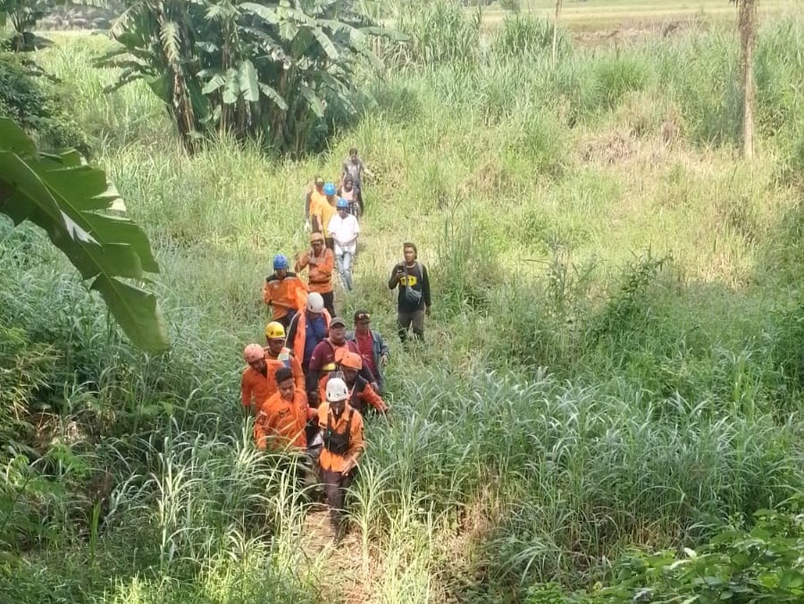 EVAKUASI: Tim gabungan berhasil menemukan keberadaan RB yang hanyut di aliran Sungai Progo, Selasa (4/3/2025).