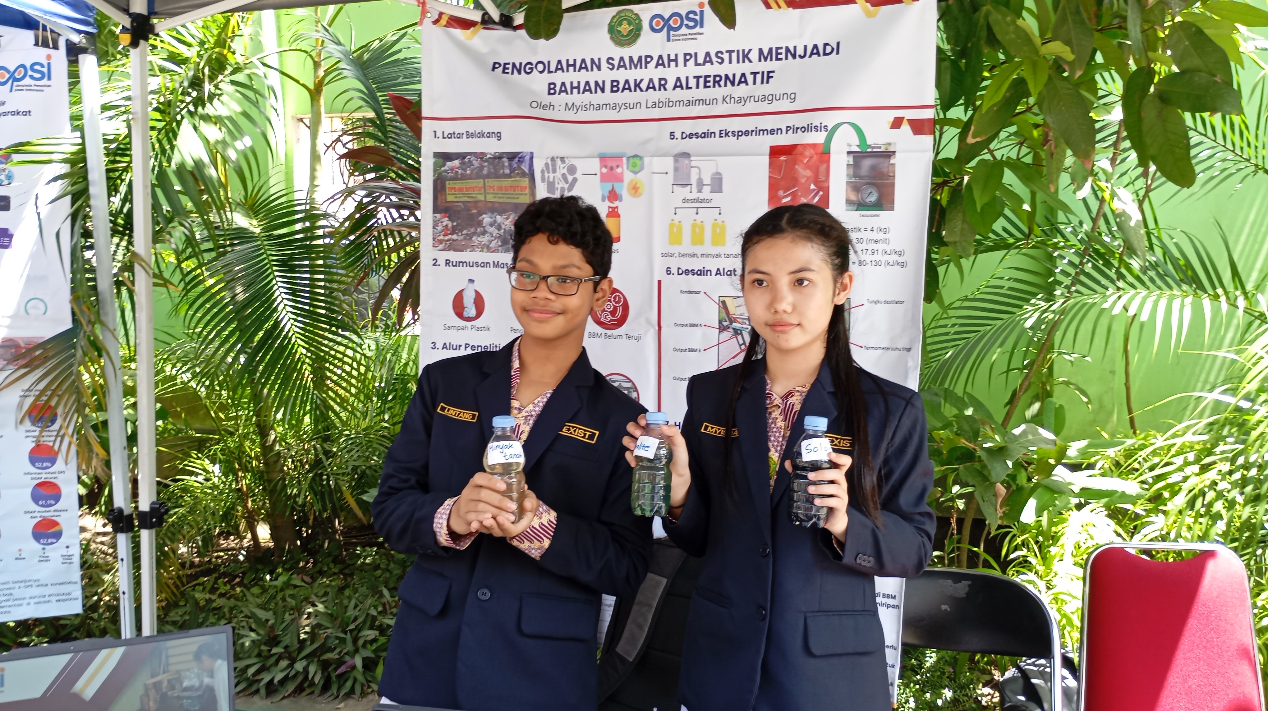 &nbsp;  &nbsp;  KEREN: Myishamaysun Labibmaimun Khayruagung dan Gebyar Lintang saat menunjukkan hasil pengolahan sampah plastik menjadi BBM di acara Hari Peduli Sampah Nasional (HPSN)