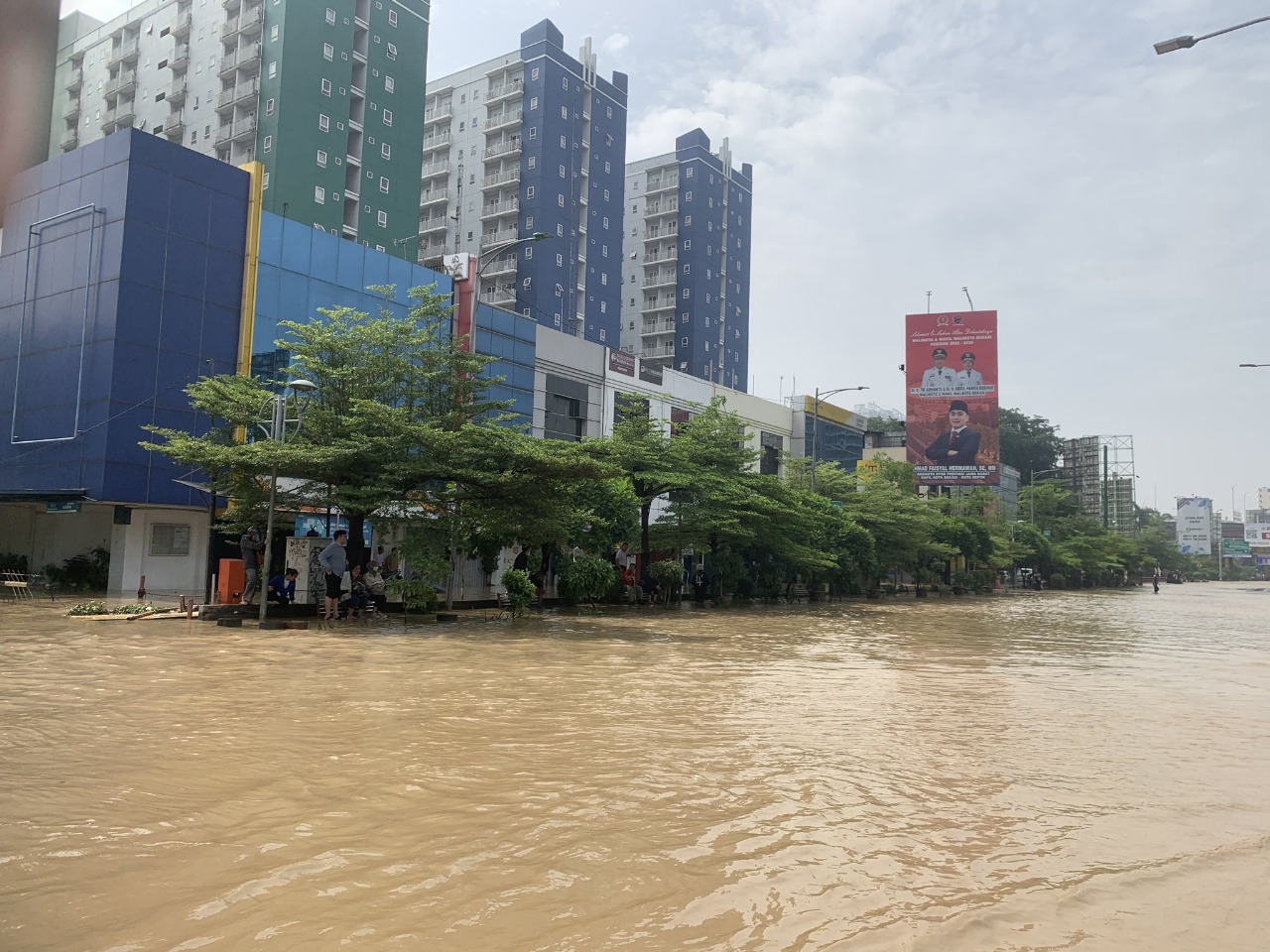 Banjir bandang  landa Bekasi, Selasa (4/3/2025).