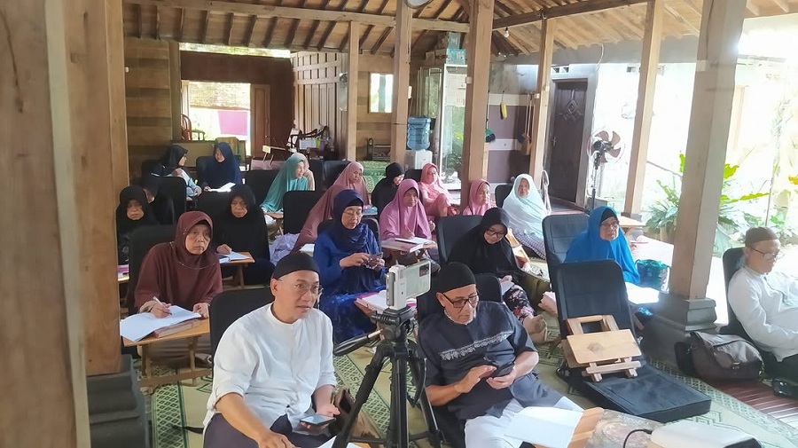 BELAJAR: Kegiatan lansia di Pesantren Ahsanu